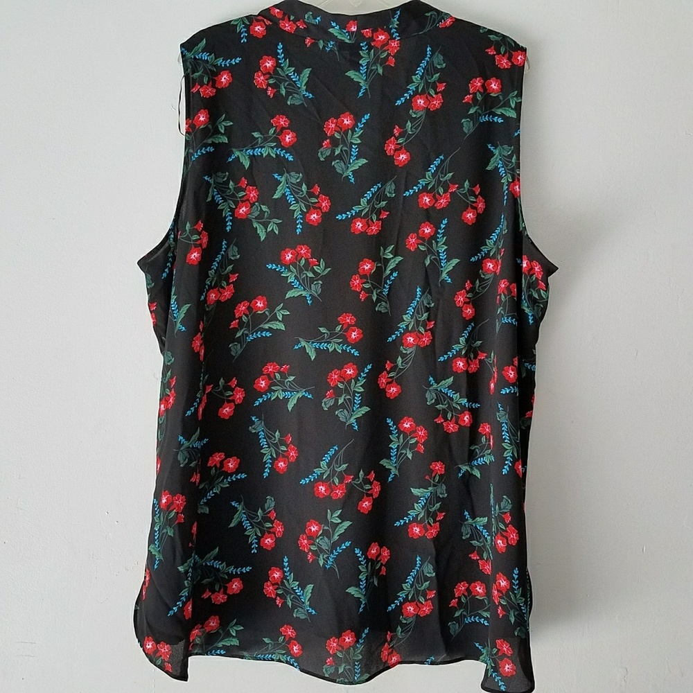 ❌Sold❌VINCE Camuto  Floral tunic TOP v NECK - Picture 2 of 8